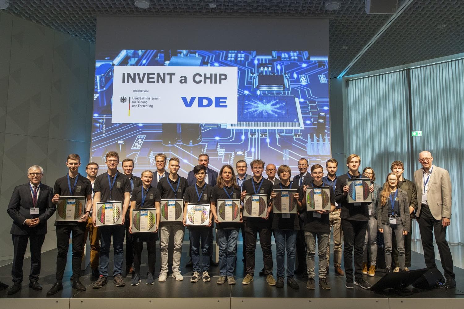 Sieger INVENT a CHIP 2022 mit Gratulanten | Christian Thiel / VDE